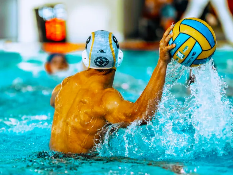 Wasserballer im Becken mit Ball, SVV Plauen